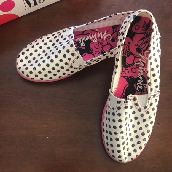 Minnie Mouse Slip-ons - Picture 5 of 9